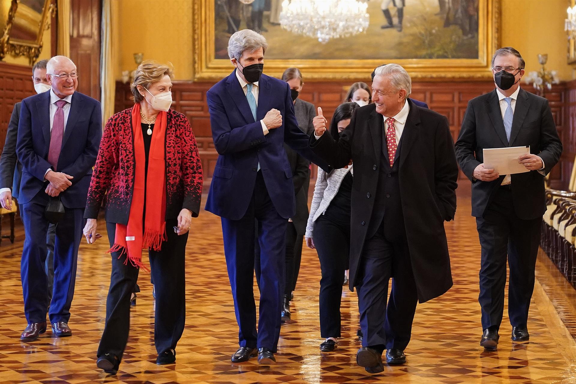 El enviado especial para el Clima de la Casa Blanca, John Kerry (centro, izquierda), y el presidente de México, Andrés Manuel López Obrador (centro, derecha), en el encuentro en Ciudad de México en el que abordaron la producción de energías limpias. EFE