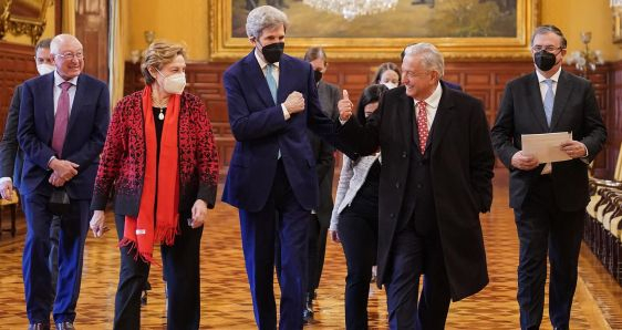 El enviado especial para el Clima de la Casa Blanca, John Kerry (centro, izquierda), y el presidente de México, Andrés Manuel López Obrador (centro, derecha), en el encuentro en Ciudad de México en el que abordaron la producción de energías limpias. EFE