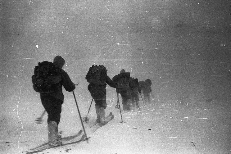 Una de las últimas fotografías de los excursionistas fallecidos en el paso de Diátlov en 1959. ARCHIVO