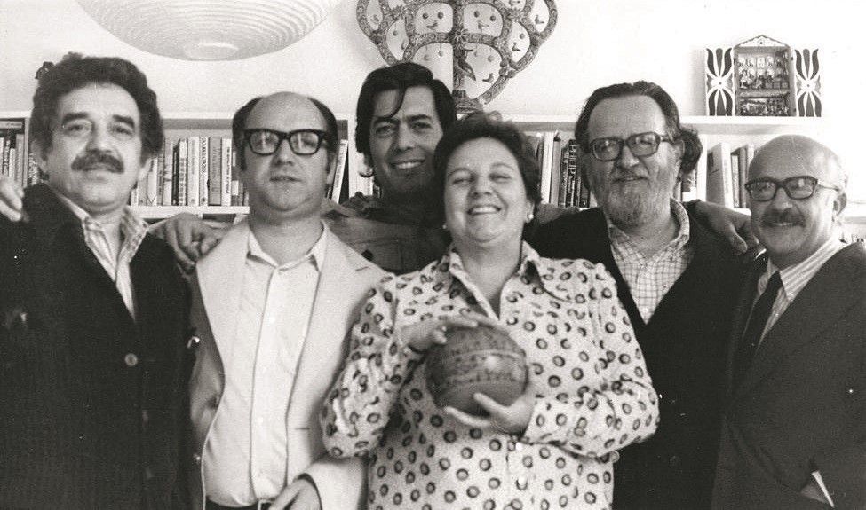 Gabriel García Márquez, Jorge Edwards, Mario Vargas Llosa, Carmen Balcells, José Donoso y Ricardo Muñoz Suay, en Barcelona, en 1974. AGENCIA BALCELLS