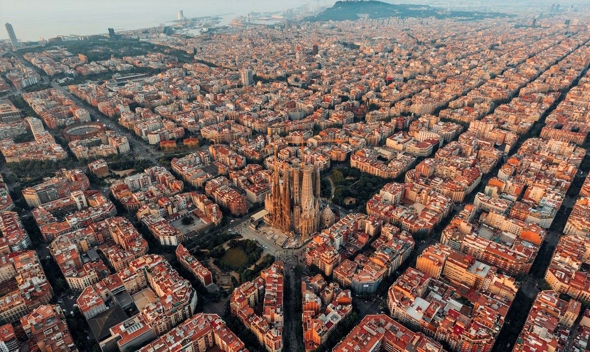 Vista aérea de Barcelona, con la Sagrada Familia en primer plano. UNSPLASH/LOGAN ARMSTRONG