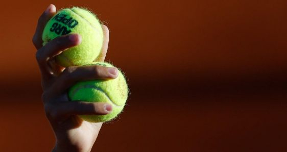 Recogepelotas en la final del Argentina Open de tenis, en Buenos Aires, el 13 de febrero de 2022. EFE/JUAN IGNACIO RONCORONI