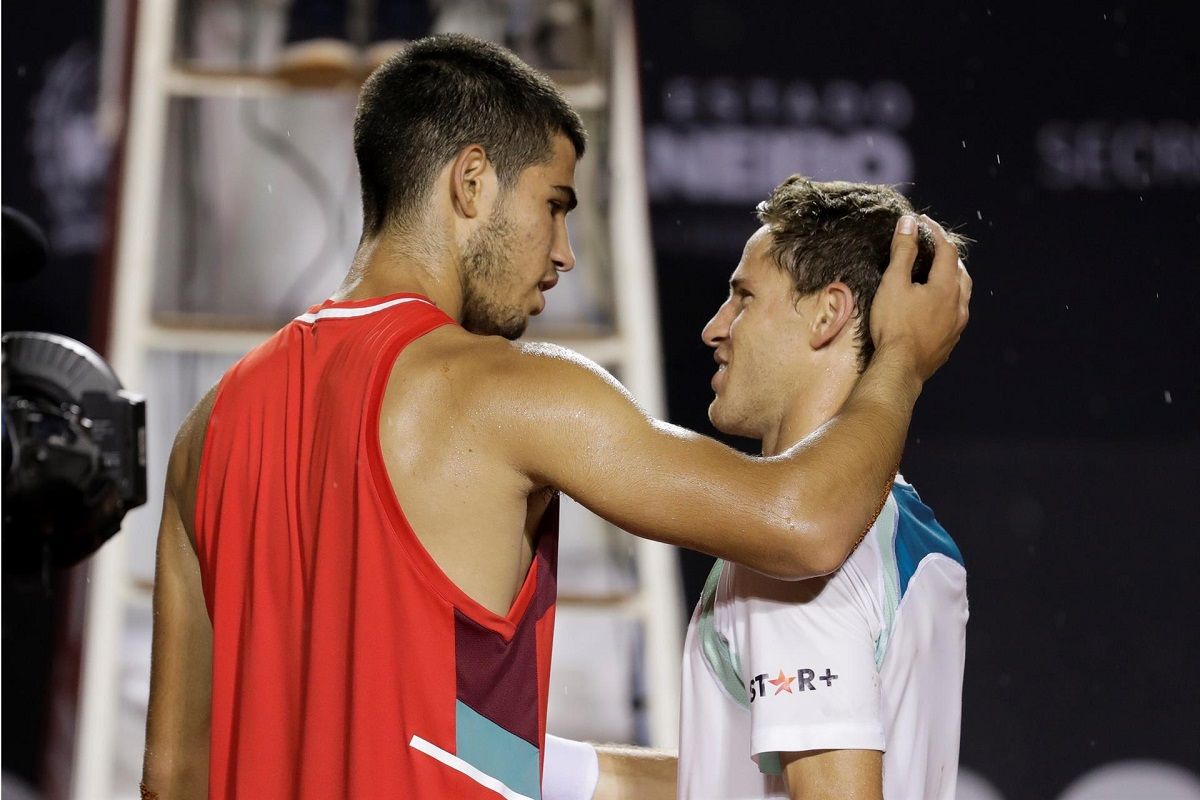 El tenista español Carlos Alcaraz saluda al argentino Diego Schwartzman en la final del Abierto de Río Janeiro (Brasil), el 20 de febrero de 2022. EFE/ANTONIO LACERDA El tenista español Carlos Alcaraz saluda al argentino Diego Schwartzman en la final del Abierto de Río Janeiro (Brasil), el 20 de febrero de 2022. EFE/ANTONIO LACERDA