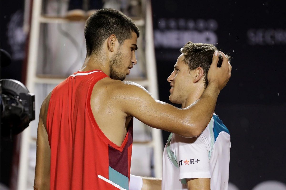 El tenista español Carlos Alcaraz saluda al argentino Diego Schwartzman en la final del Abierto de Río Janeiro (Brasil), el 20 de febrero de 2022. EFE/ANTONIO LACERDA