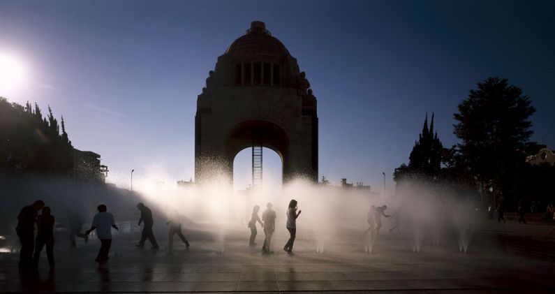 Monumento a la Revolución y plaza de la República de Ciudad de México. ESTUDIO FELIPE LEAL