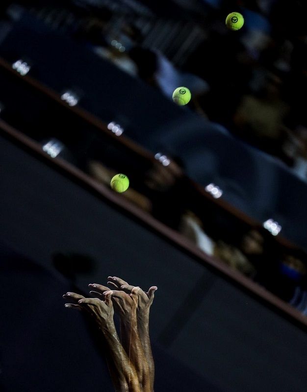 Servicio del argentino Francisco Cerundolo en el Abierto de Río de Janeiro, el 19 de febrero de 2022. EFE/ANTONIO LACERDA