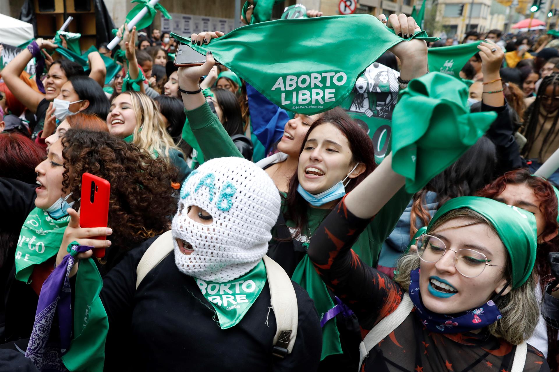 Manifestantes a favor de la despenalización del aborto en Colombia celebrando la decisión de la Corte Constitucional, en Bogotá, el 21 de febrero en 2022. EFE/CARLOS ORTEGA