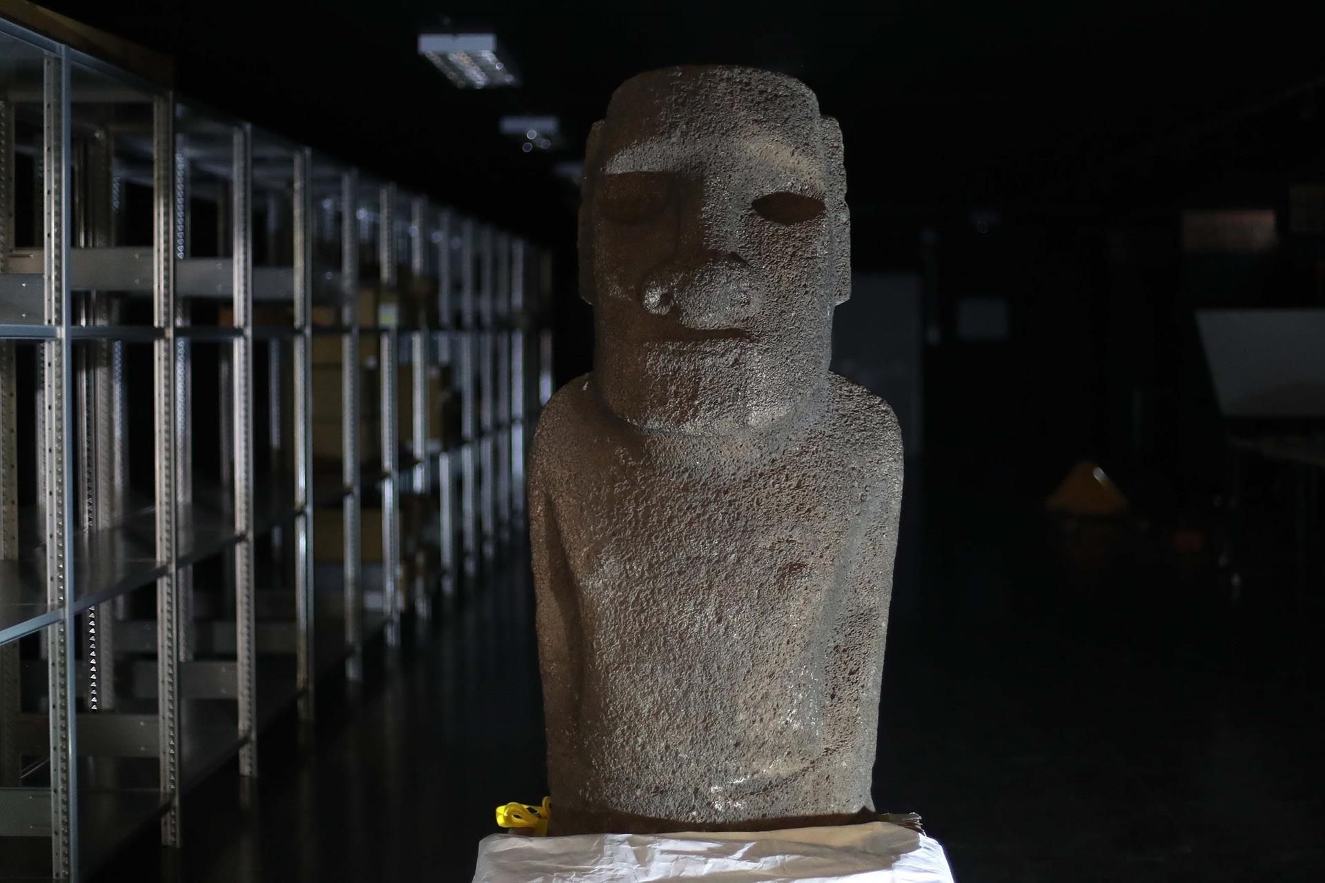 La estatua moai Tau, en el Museo Nacional de Historia Natural de Santiago de Chile, antes de su traslado a Isla de Pascua. EFE/MARIO RUIZ