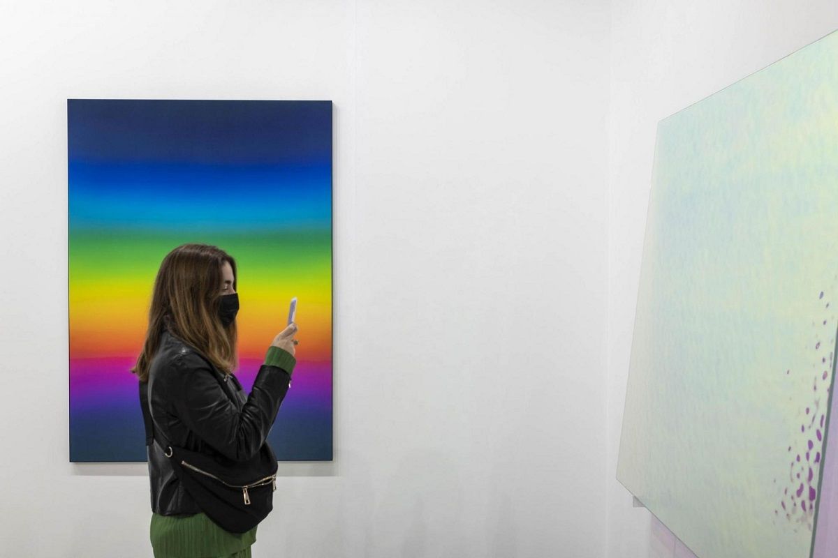 Una visitante de la feria Arco 2022 de Madrid fotografía una de las obras expuestas. ARCO Una visitante de la feria Arco 2022 de Madrid fotografía una de las obras expuestas. ARCO