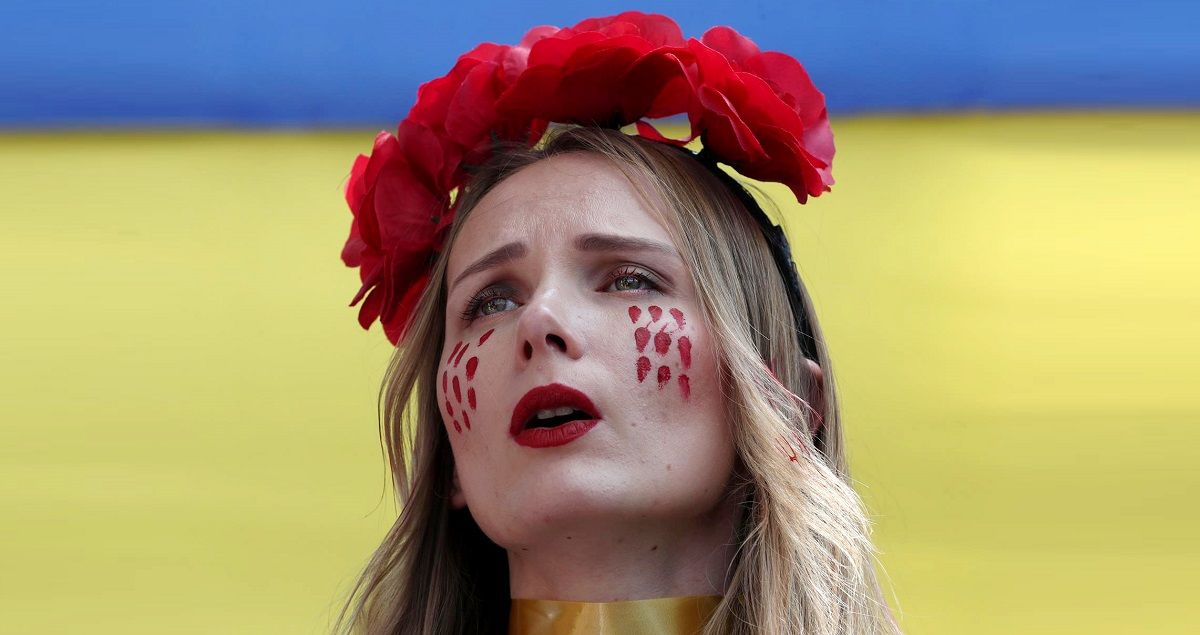 Una mujer protesta contra la invasión de Ucrania ante la embajada de Rusia en Ciudad de México, el 26 de febrero de 2022. EFE/SÁSHENKA GUTIÉRREZ
