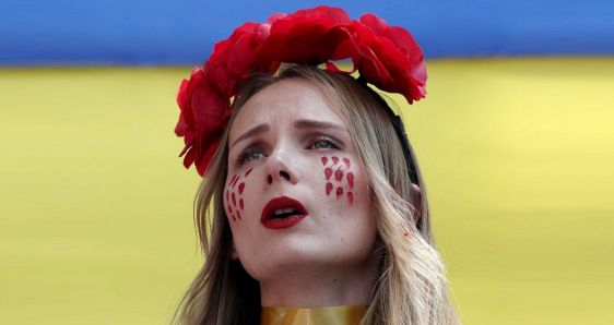 Una mujer protesta contra la invasión de Ucrania ante la embajada de Rusia en Ciudad de México, el 26 de febrero de 2022. EFE/SÁSHENKA GUTIÉRREZ