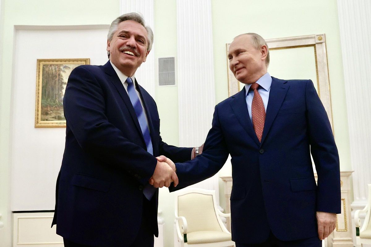 El presidente de Argentina, Alberto Fernández, con el presidente de Rusia, Vladímir Putin, en el Kremlin, el 3 de febrero de 2022. EFE/SERGEI KARPUKHIN/KREMLIN POOL