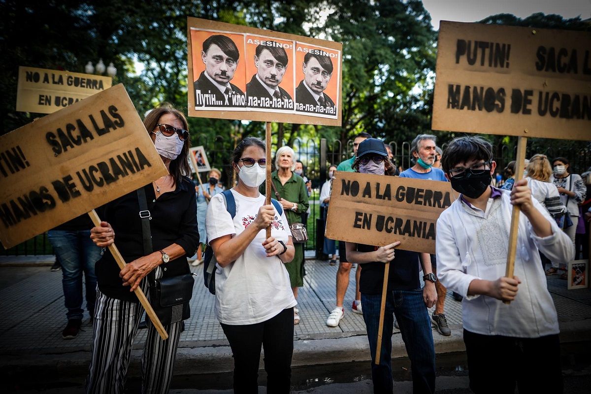 Protesta contra la invasión de Ucrania ante la embajada de Rusia en Buenos Aires, el 25 de febrero de 2022. EFE/JUAN IGNACIO RONCORONI Protesta contra la invasión de Ucrania ante la embajada de Rusia en Buenos Aires, el 25 de febrero de 2022. EFE/JUAN IGNACIO RONCORONI