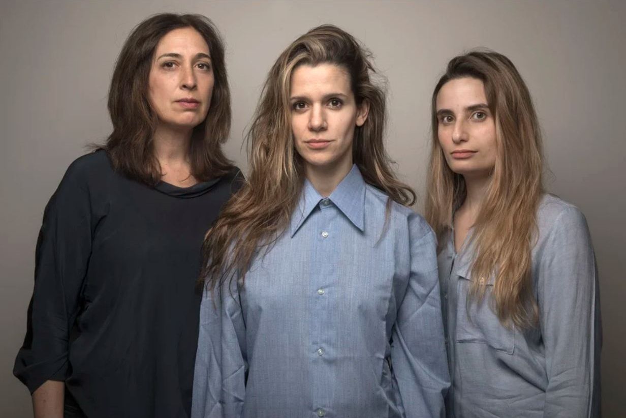 Andrea Garrote, Violeta Urtizberea y Tamara Tenenbaum, en una imagen promocional de 'Una casa llena de agua'. NORA LEZANO