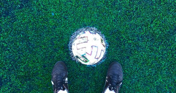 Un jugador de fútbol 5 con el balón en una cancha de césped sintético de Buenos Aires. FEDERICO CASTAGNINO