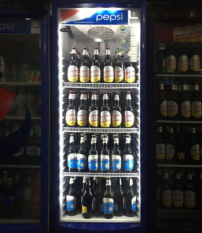 Nevera con cervezas en una cancha de fútbol 5 de Buenos Aires (Argentina). FEDERICO CASTAGNINO Nevera con cervezas en una cancha de fútbol 5 de Buenos Aires (Argentina). FEDERICO CASTAGNINO