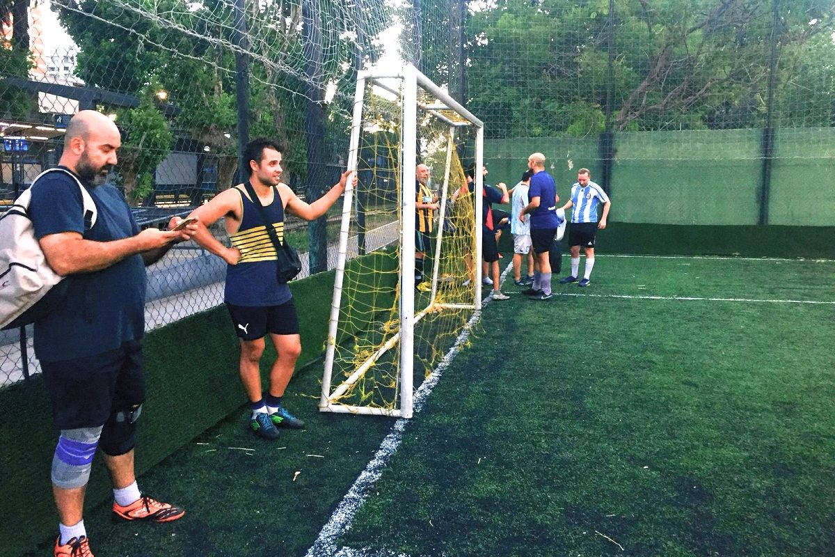 Jugadores de fútbol 5 esperando el momento para entrar en la cancha, en Buenos Aires (Argentina). FEDERICO CASTAGNINO