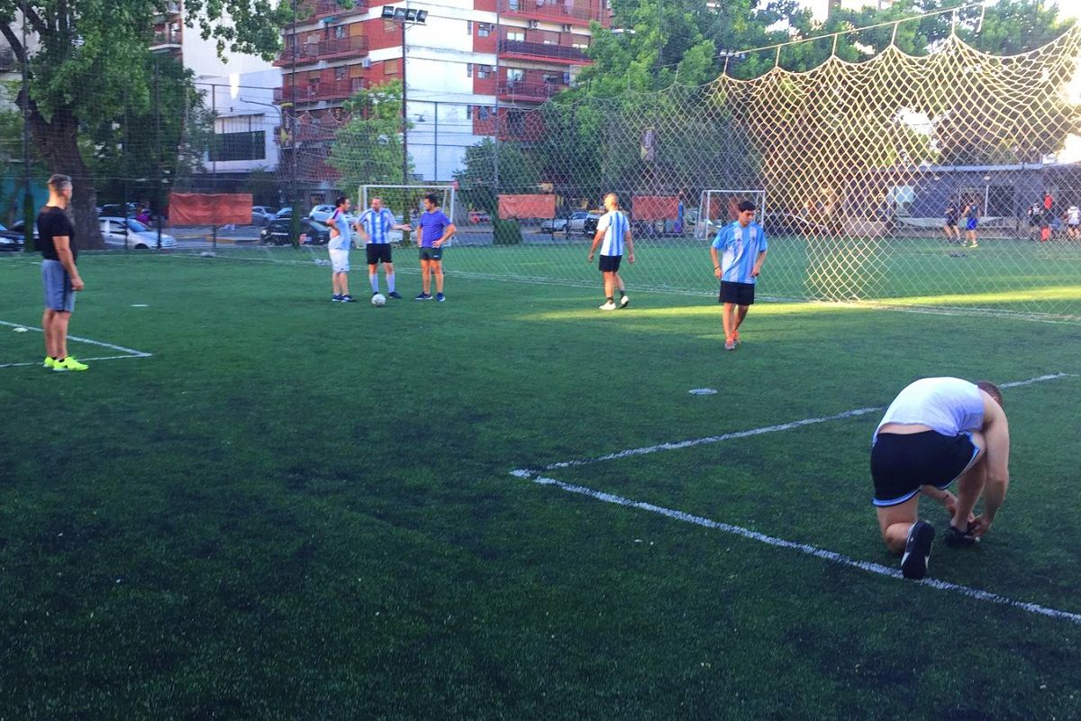 Partido de fútbol 5 en una cancha de Buenos Aires (Argentina). FEDERICO CASTAGNINO