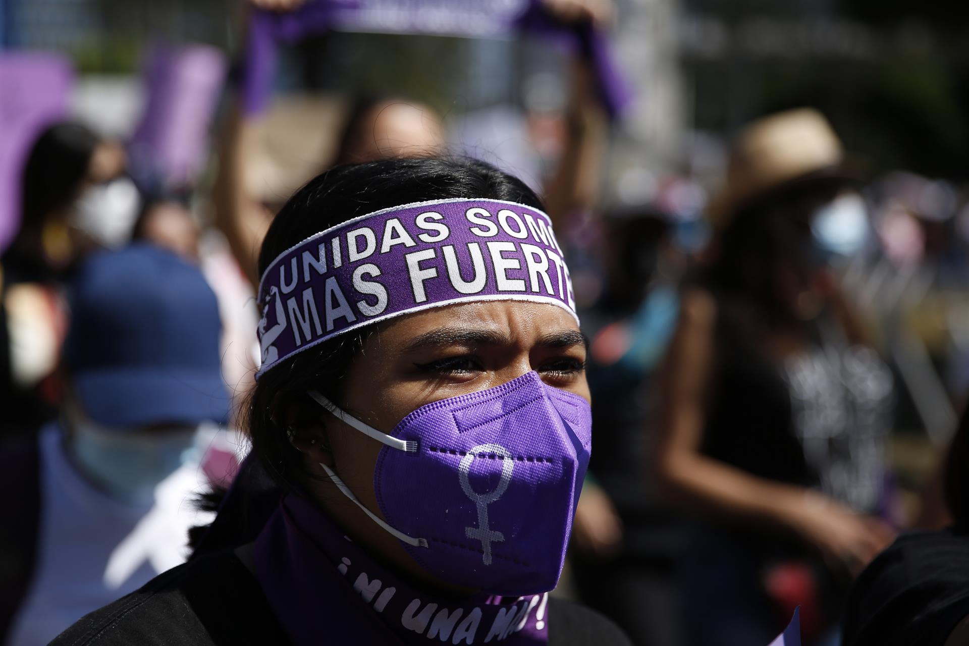 Una de las salvadoreñas de la manifestación contra la violencia machista, en San Salvador, el 6 de marzo de 2022. EFE/RODRIGO SURA