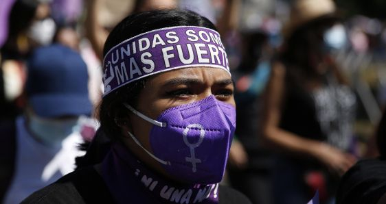 Una de las salvadoreñas de la manifestación contra la violencia machista, en San Salvador, el 6 de marzo de 2022. EFE/RODRIGO SURA