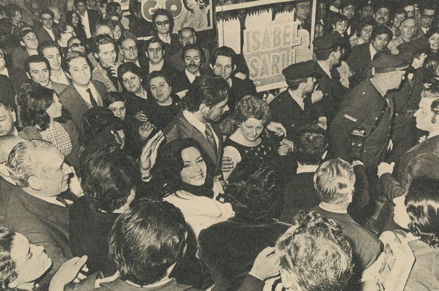 Isabel Sarli (centro), en el estreno de la película 'Fuego', en Buenos Aires, en 1971. ARCHIVO Isabel Sarli (centro), en el estreno de la película 'Fuego', en Buenos Aires, en 1971. ARCHIVO