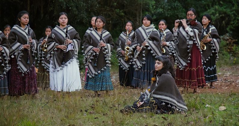 Mon Laferte, con la Banda Femenil Regional Mujeres del Viento Florido. MAYRA ORTIZ