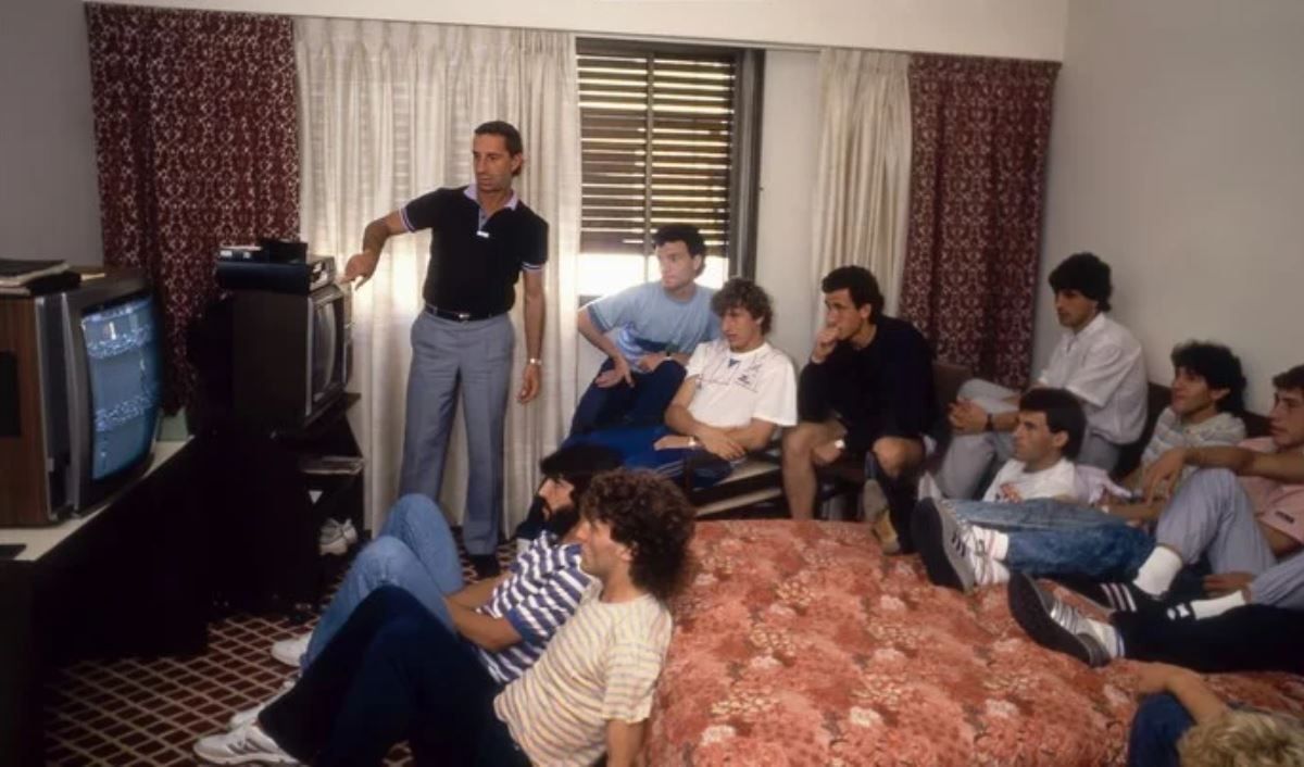 Bilardo, analizando partidos con los jugadores de la selección argentina, en el Mundial de México de 1986. HBO MAX