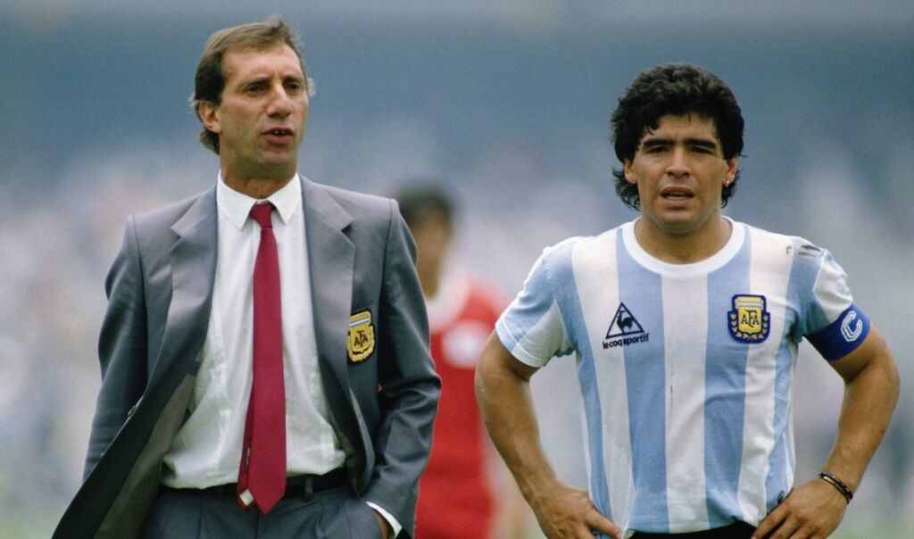 Carlos Bilardo y Diego Armando Maradona, en el Argentina-Corea del Sur del Mundial de México de 1986. HBO MAX