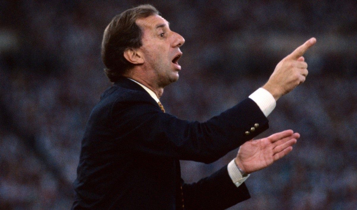 Bilardo, dirigiendo a Argentina en un partido contra la URSS del Mundial de Italia de 1990. HBO MAX