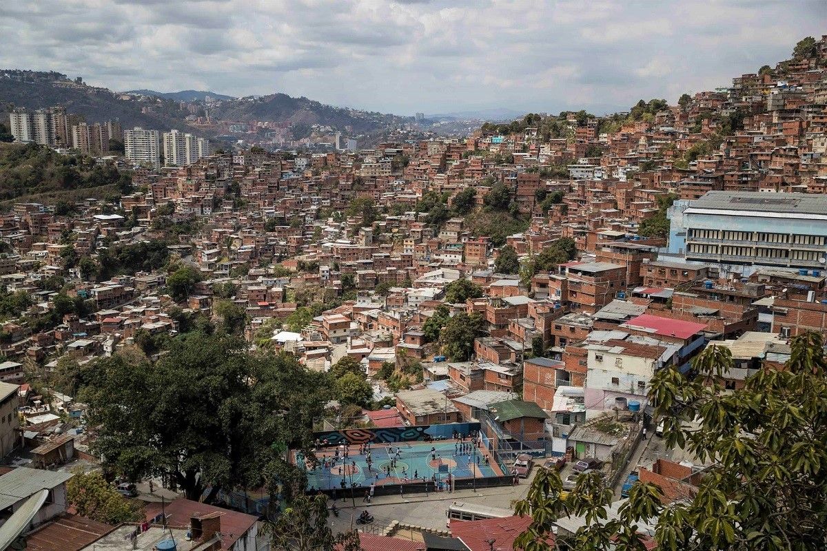 Vista de Petare, uno de los barrios más conflictivos de Caracas. EFE/MIGUEL GUTIÉRREZ