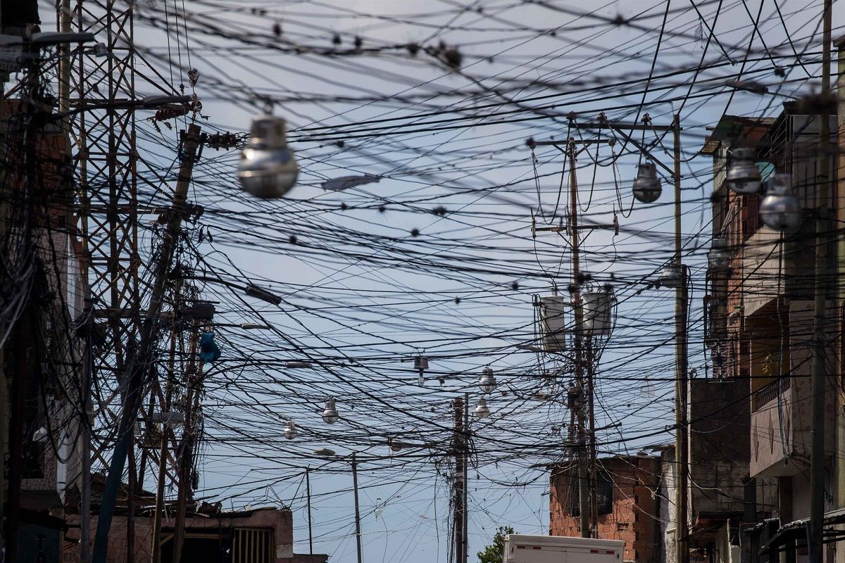 Cableado eléctrico en un barrio popular de Caracas. EFE/MIGUEL GUTIÉRREZ