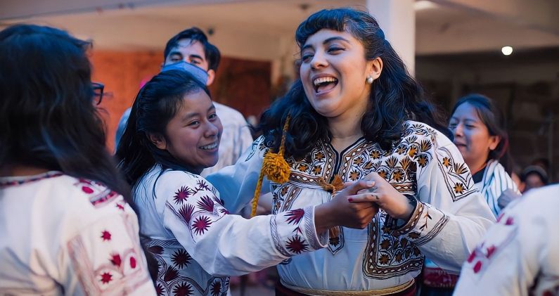 Mon Laferte, bailando con componentes de la Banda Femenil Regional Mujeres del Viento Florido. MAYRA ORTIZ