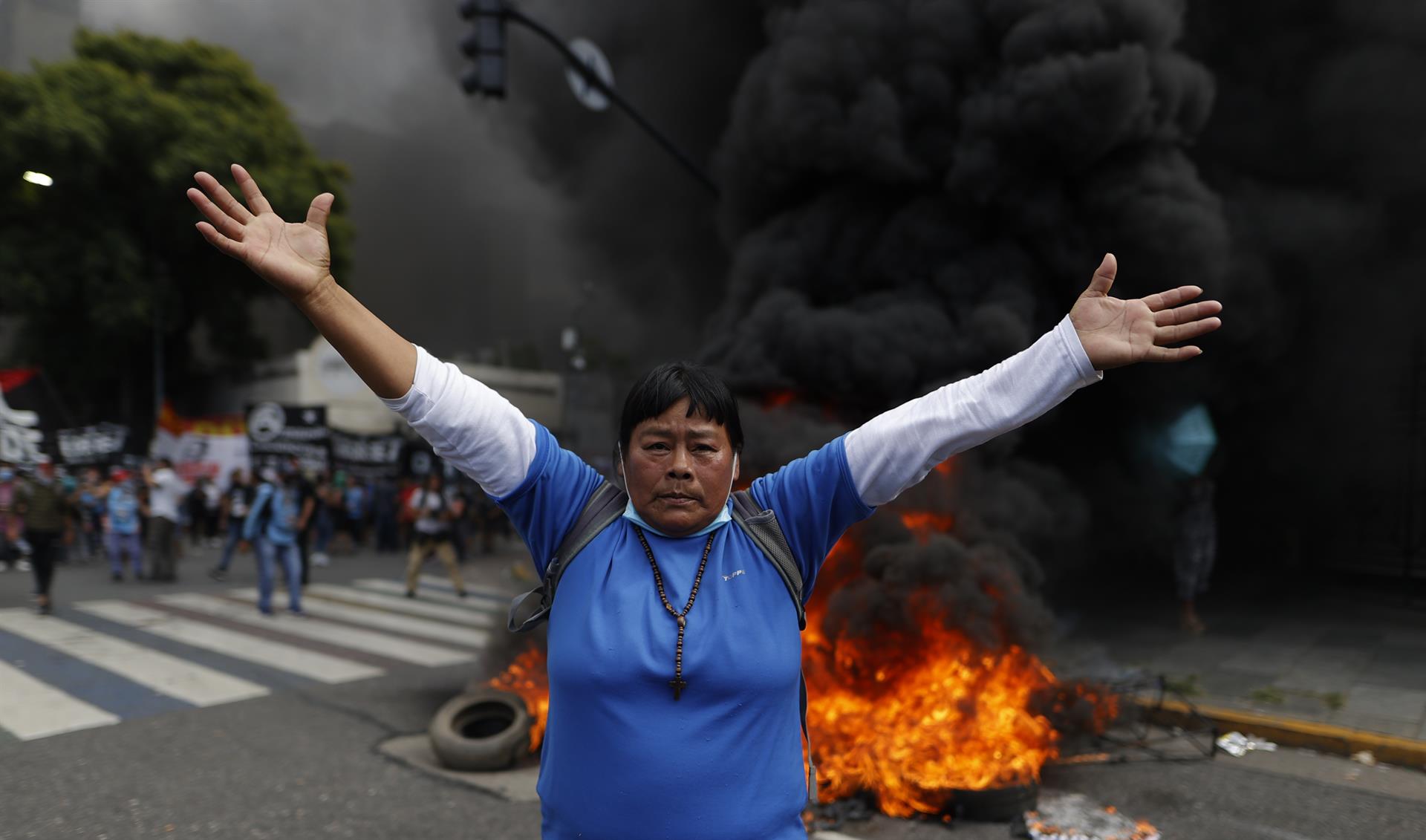 Manifestante en los disturbios por el acuerdo entre Argentina y el FMI, en Buenos Aires, el 10 de marzo de 2022. EFE/JUAN IGNACIO RONCORONI