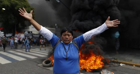 Manifestante en los disturbios por el acuerdo entre Argentina y el FMI, en Buenos Aires, el 10 de marzo de 2022. EFE/JUAN IGNACIO RONCORONI