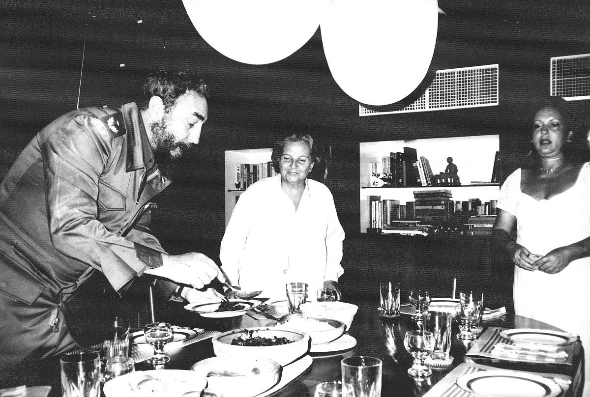 La agente literaria Carmen Balcells (centro), en una comida con el presidente cubano Fidel Castro. DEBATE
