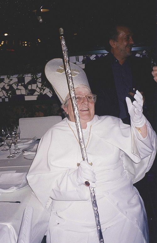 Carmen Balcells, disfrazada de papisa en una fiesta. DEBATE