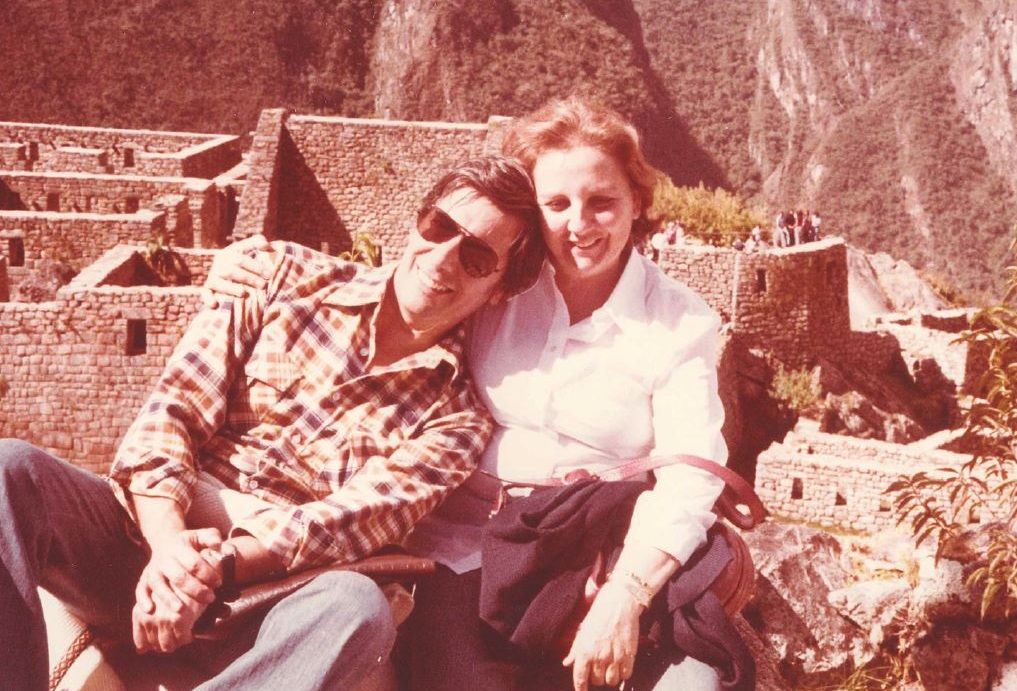 El escritor Mario Vargas Llosa y la agente literaria Carmen Balcells, en el Machu Picchu. DEBATE