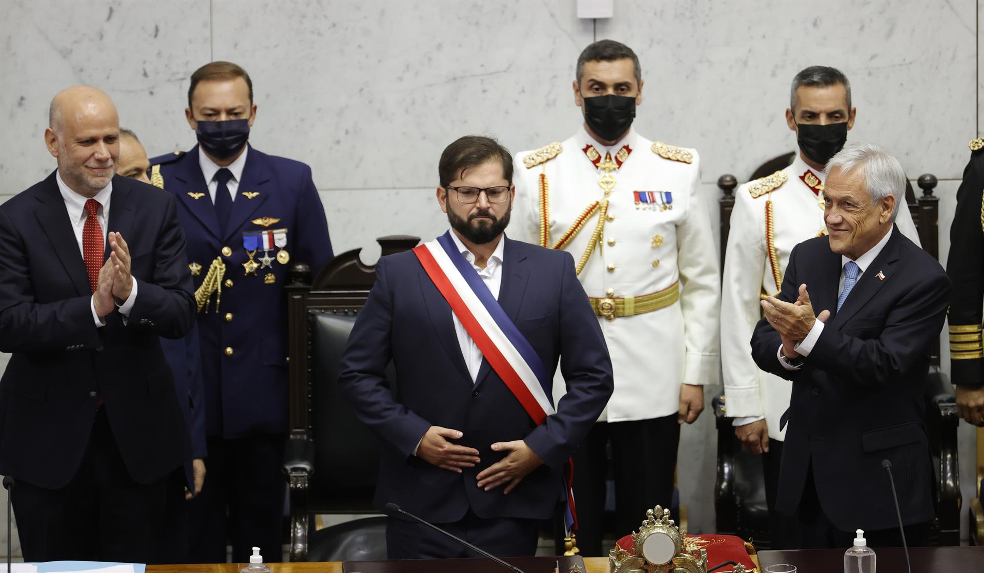 Gabriel Boric, con la banda presidencial, en la ceremonia de investidura celebrada en el Senado de Chile, en Valparaíso, el 11 de marzo de 2022. EFE/ALBERTO VALDES