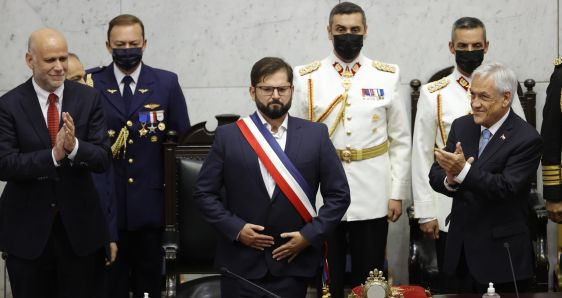 Gabriel Boric, con la banda presidencial, en la ceremonia de investidura celebrada en el Senado de Chile, en Valparaíso, el 11 de marzo de 2022. EFE/ALBERTO VALDES