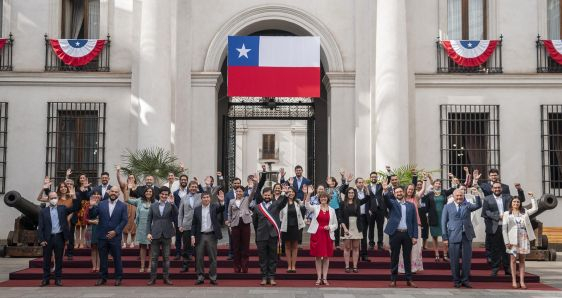 El presidente de Chile, Gabriel Boric, con su equipo de Gobierno, en el Palacio de la Moneda, el 12 de marzo de 2022. EFE