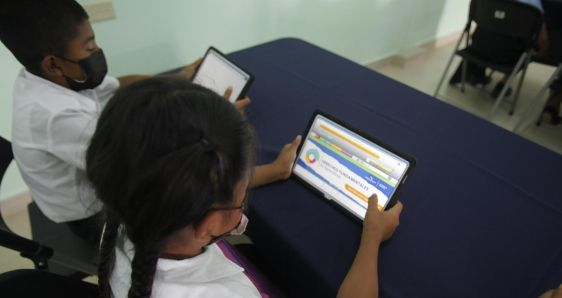 Alumnos con sus tabletas en el Centro Educativo Plan de Chorcha, en Ngäbe-Buglé, Panamá, el 10 de marzo de 2022. EFE/CARLOS LEMOS