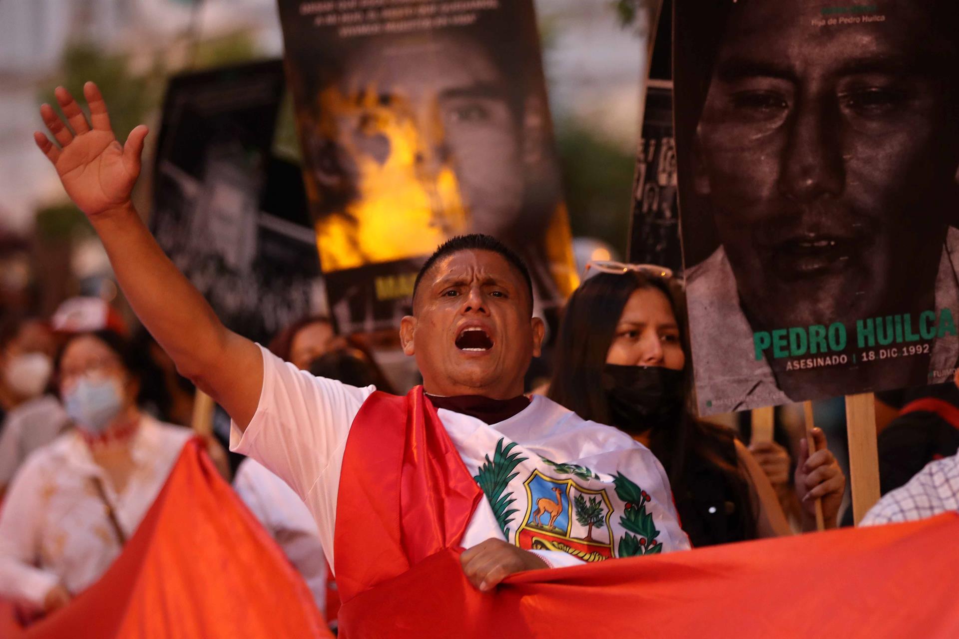 Familiares de las víctimas desaparecidas durante el Gobierno de Alberto Fujimori se manifiestan en contra de indulto al expresidente, el 19 de marzo de 2022, en Lima (Perú). EFE/PAOLO AGUILAR