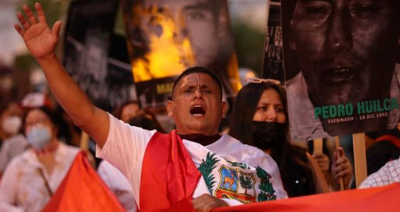 Familiares de las víctimas desaparecidas durante el Gobierno de Alberto Fujimori se manifiestan en contra de indulto al expresidente, el 19 de marzo de 2022, en Lima (Perú). EFE/PAOLO AGUILAR