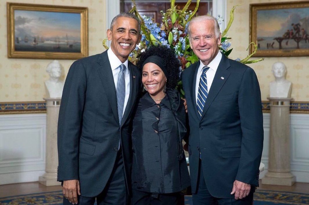 DJ Leydis, con Barack Obama y Joe Biden, en la Casa Blanca, en 2016. WHITE HOUSE