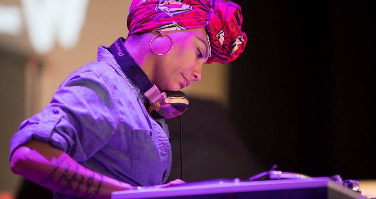 La artista DJ Leydis, pionera de la escena hip hop cubana, en una de sus sesiones. CORTESÍA