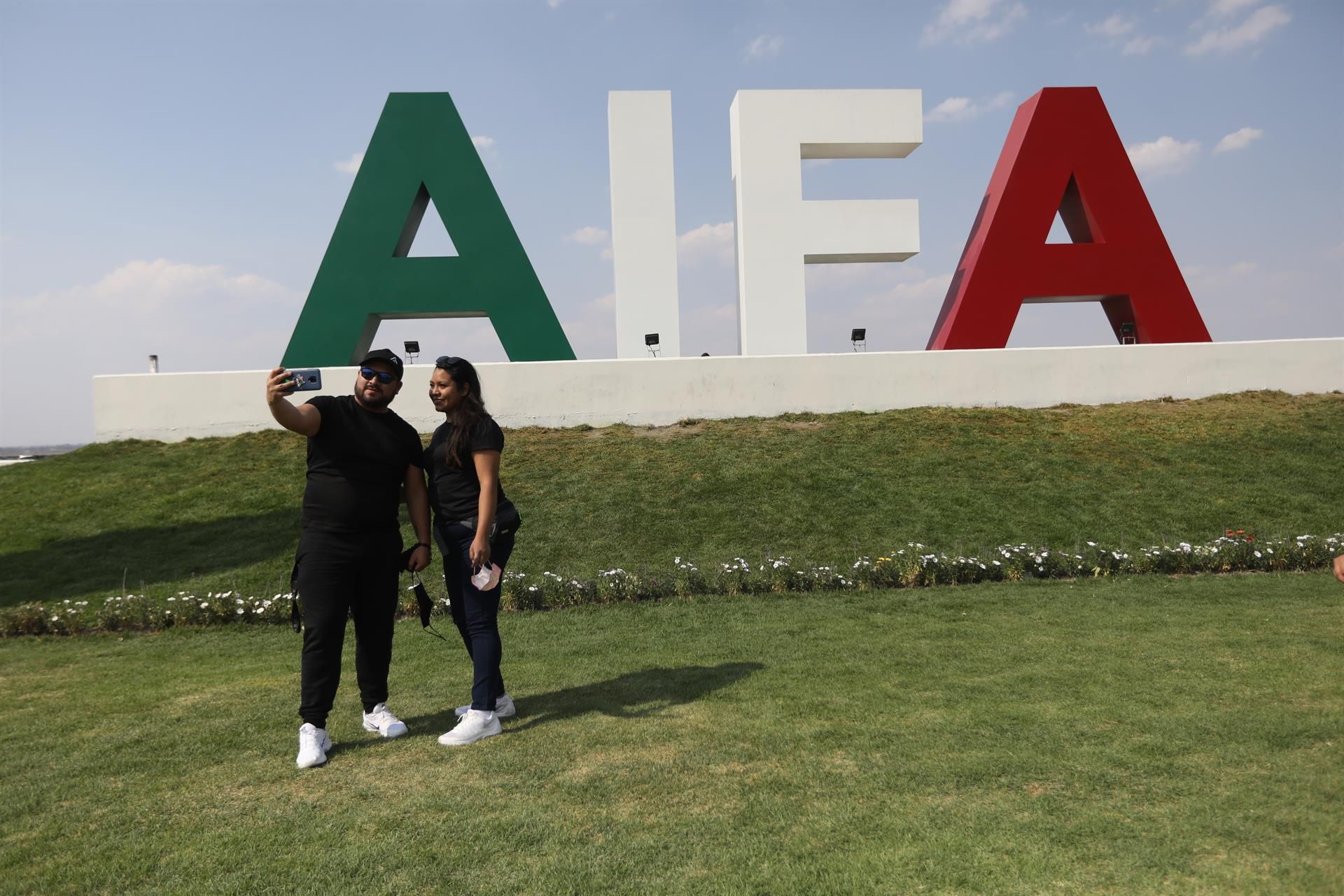 Una pareja se fotografía en el nuevo Aeropuerto Internacional Felipe Ángeles de México, el 21 de marzo de 2022. EFE/SASHENKA GUTIÉRREZ