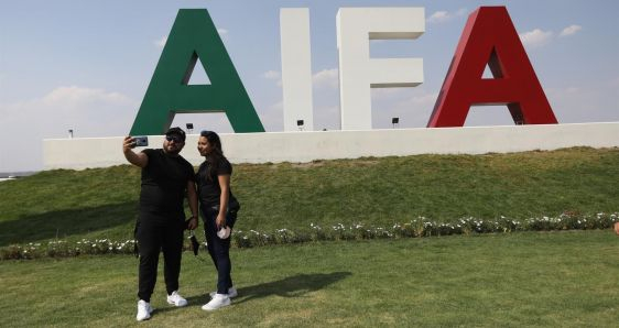 Una pareja se fotografía en el nuevo Aeropuerto Internacional Felipe Ángeles de México, el 21 de marzo de 2022. EFE/SASHENKA GUTIÉRREZ