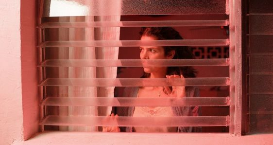 Juana Acosta interpreta a la testigo del crimen de los jesuitas en El Salvador en la película 'Llegaron de noche', de Imanol Uribe. MIKEL LARREA