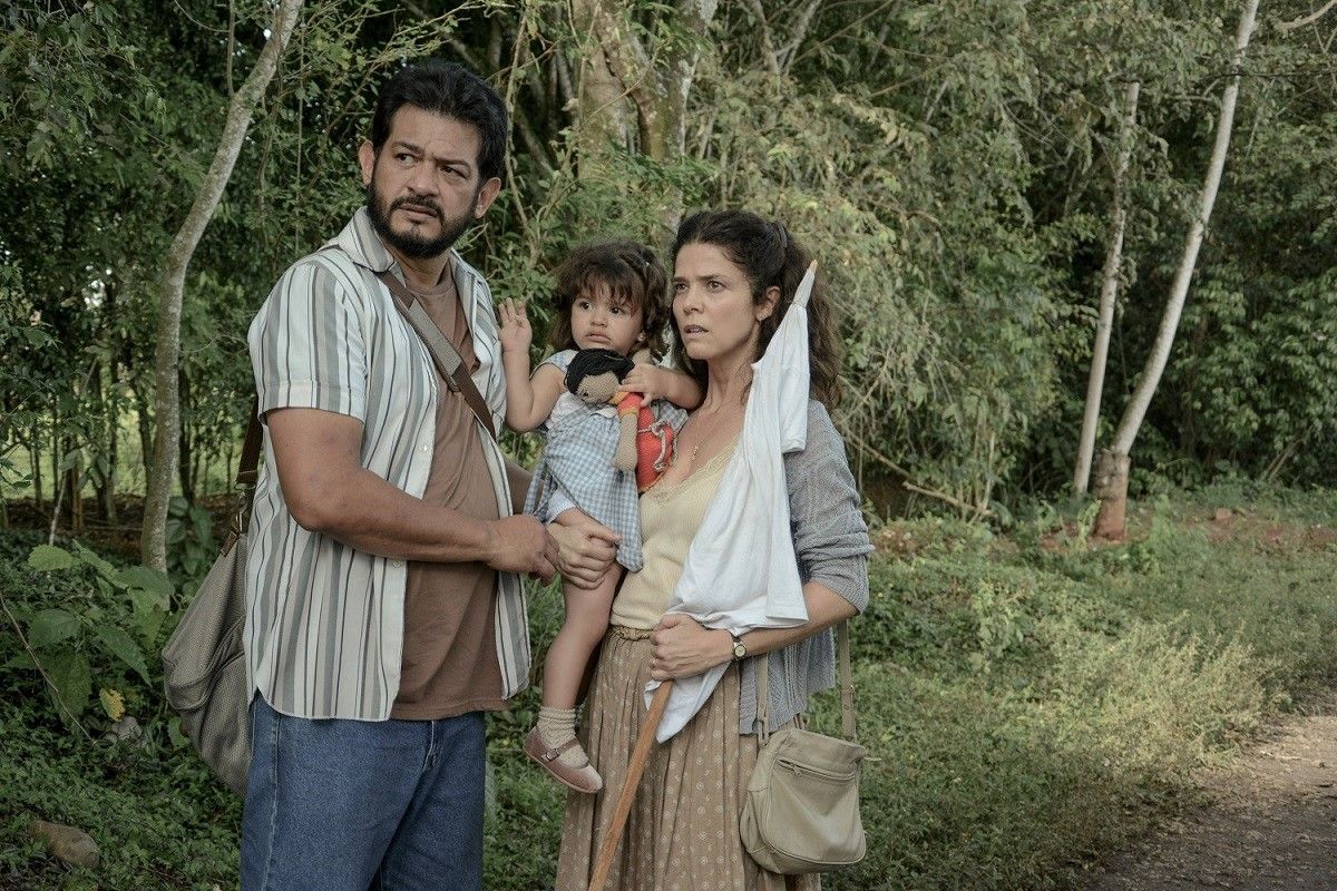 Los actores Juan Carlos Martínez y Juana Acosta, en un fotograma de la película 'Llegaron de noche', de Imanol Uribe. CAMILA TREJOS