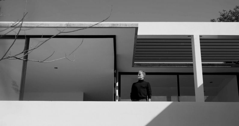 El arquitecto mexicano Felipe Leal, en su casa. VÍCTOR BENÍTEZ